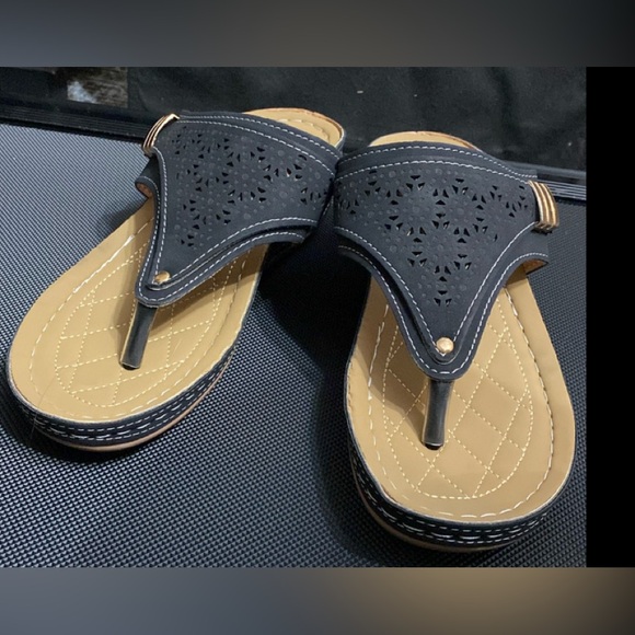 Black heeled flip flops - refer to measurements for size - Picture 2 of 9